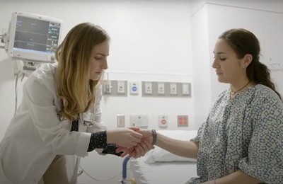 Кодирование Аквилонг в Арсеньеве Врач держит пациентку за руку